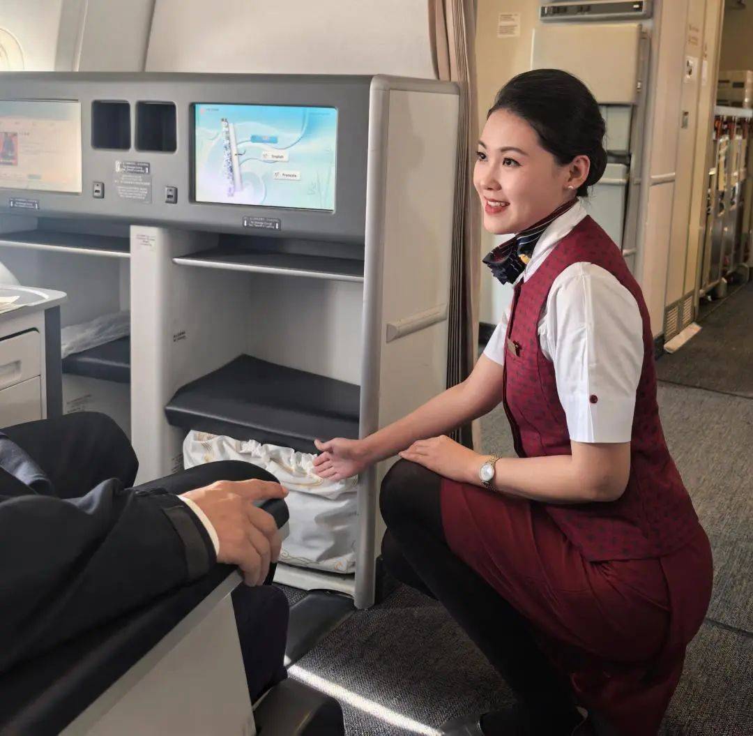 國航推出“愛心隨行”服務系列產品，禮儀服務引領航空新風尚